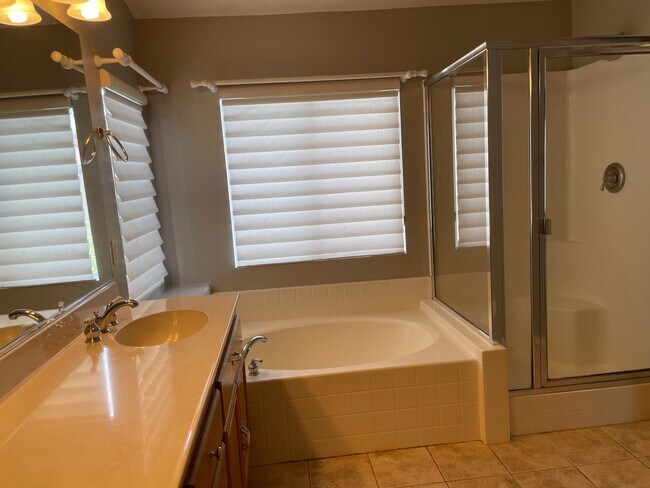 Building Photo - Beautiful 4 Bdrm, 2.5 Ba, Two story 1,912 ...