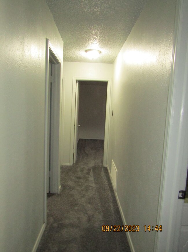 Building Photo - Very nice spacious home located in the Eis...