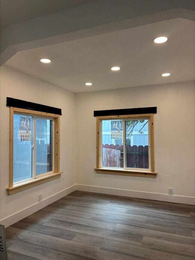 Building Photo - 54-1617