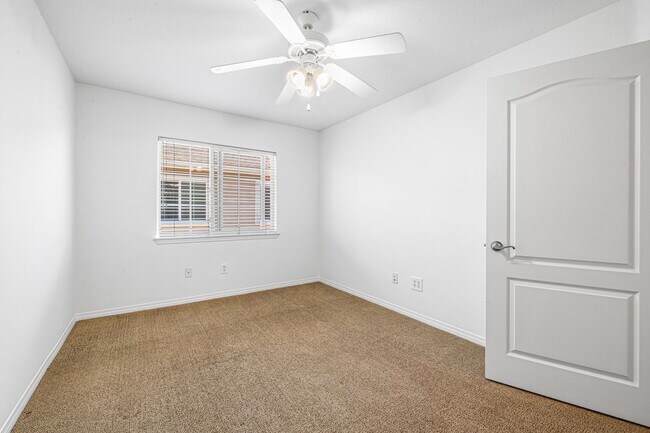 Building Photo - 3-Bedroom Townhome in Gated Bay Harbor