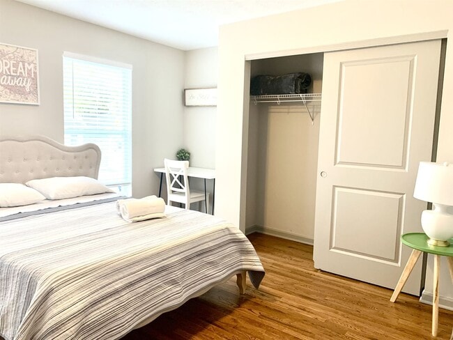 Building Photo - Room for Rent, 3 bath Duplex - 96 McMillen...
