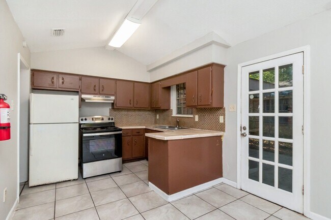 Building Photo - Charming Brick Home Close to Downtown Mobile and Quick Access to I-10!