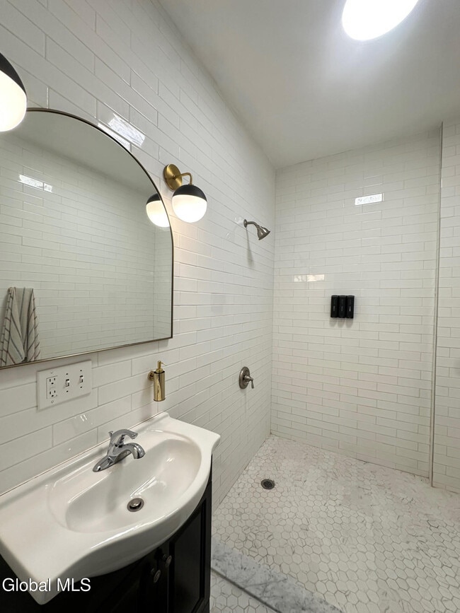 Building Photo - 51 Elm St