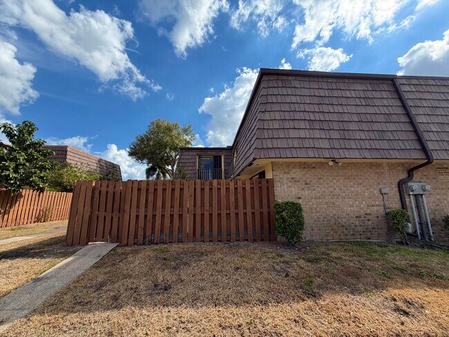 Building Photo - 731 Springdale Cir