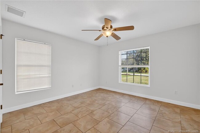 Building Photo - 1855 17th Ave SW