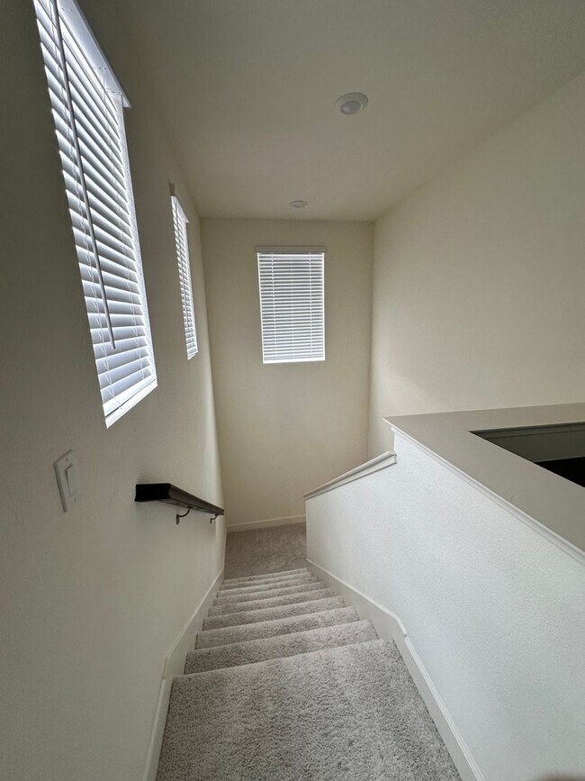 Building Photo - 4 Bedroom Beautiful Home