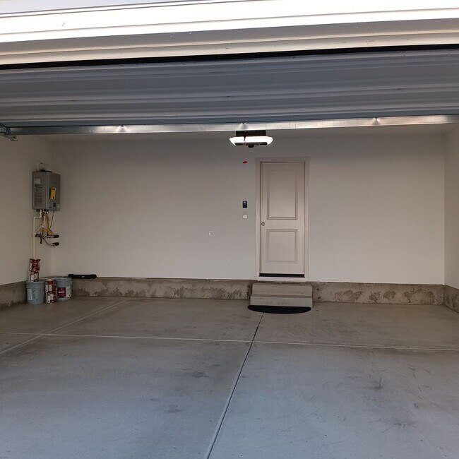 Building Photo - Beautiful Modern Home in Woodburn is Ready For You!!