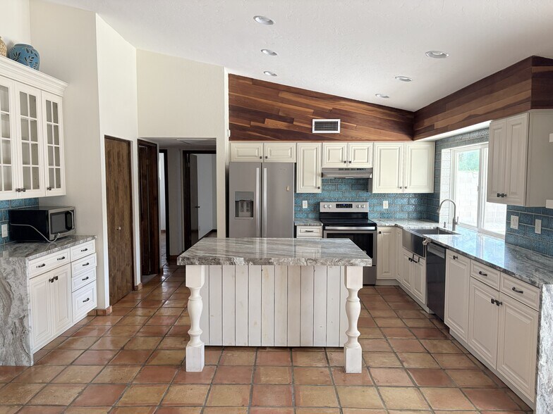 Building Photo - 1013 W Keating Ave