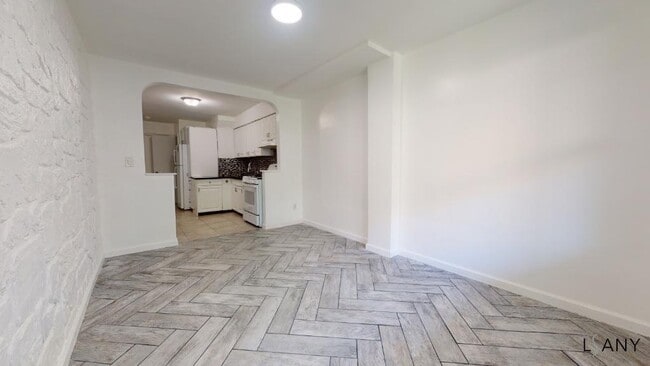 Building Photo - FULLY RENOVATED 1BR IN PRIVATE HOME. HEAT AND HOT WATER INCLUDED! JUNE 2026
