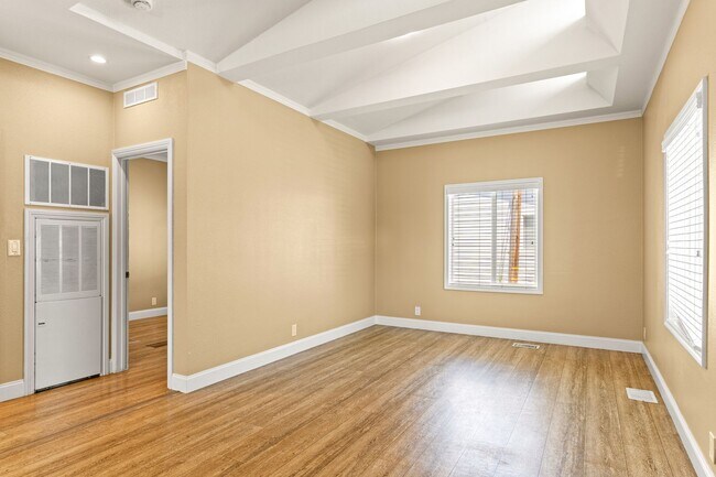 Building Photo - Move-In Ready! A Bright & Open Designer Co...