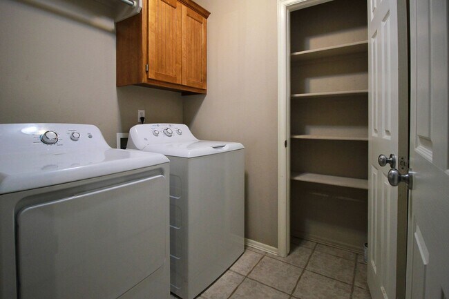 Building Photo - Darling Home In Jenks Schools!