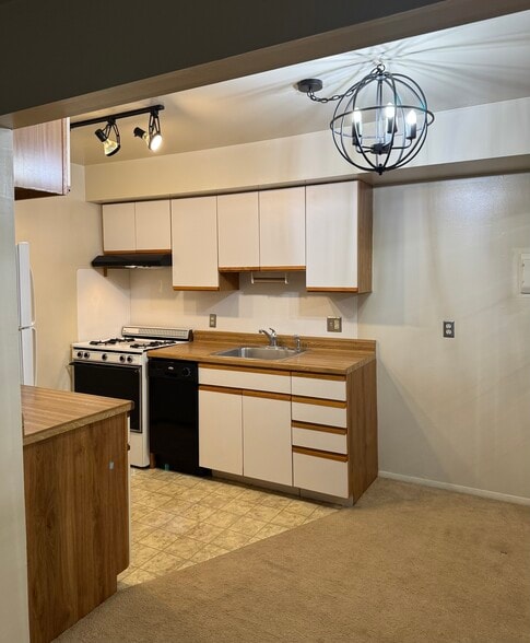 Building Photo - 125 Twin Oaks Dr