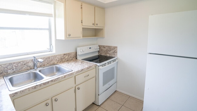 Building Photo - 2807 Ashley Dr W
