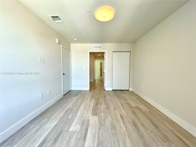 Building Photo - 2535 NE 193rd St