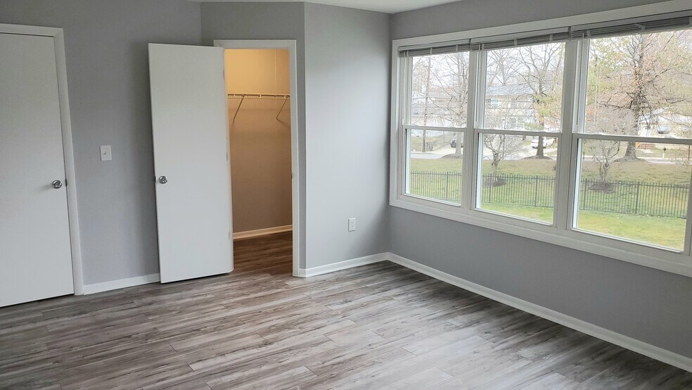 Master bedroom w/ walk-in closet - 20 Greystone Ct