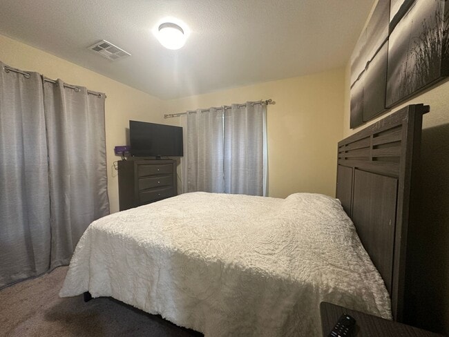 Building Photo - 3-bedroom, 2.5-bathroom home in Henderson