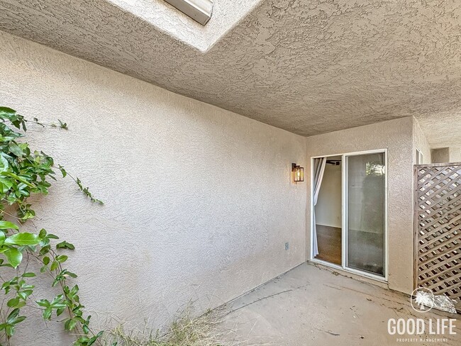 Building Photo - Great 2B/2.5BA Townhouse in PB with Roofto...