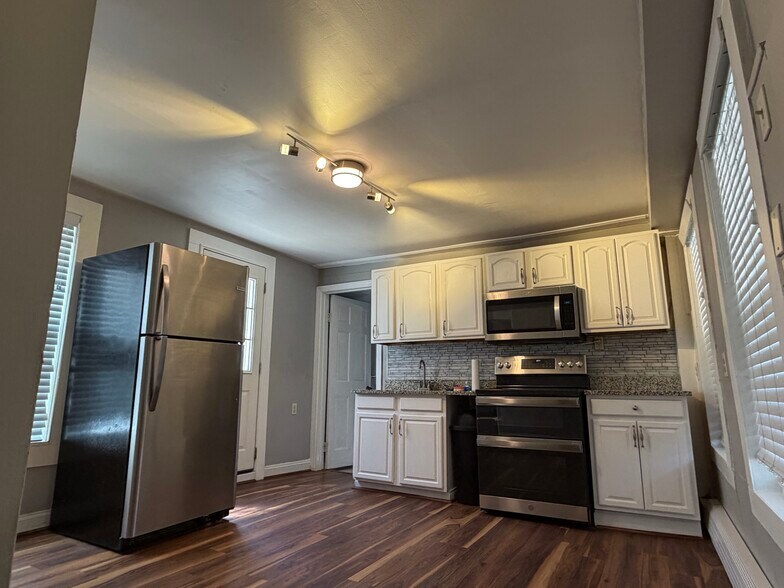 Building Photo - 15 Crescent Ln