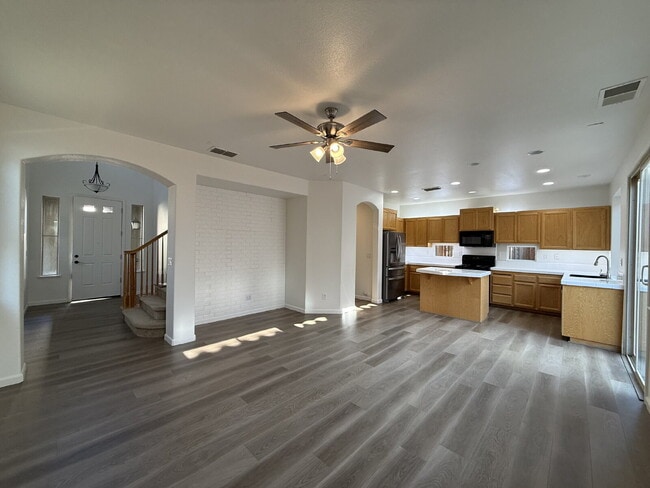 Building Photo - 3 Bedroom 3 Bath Beauty in West Sacramento!