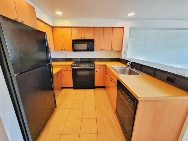 Building Photo - Spacious 1 Bed 1 Bath + Den Condo - Seattle