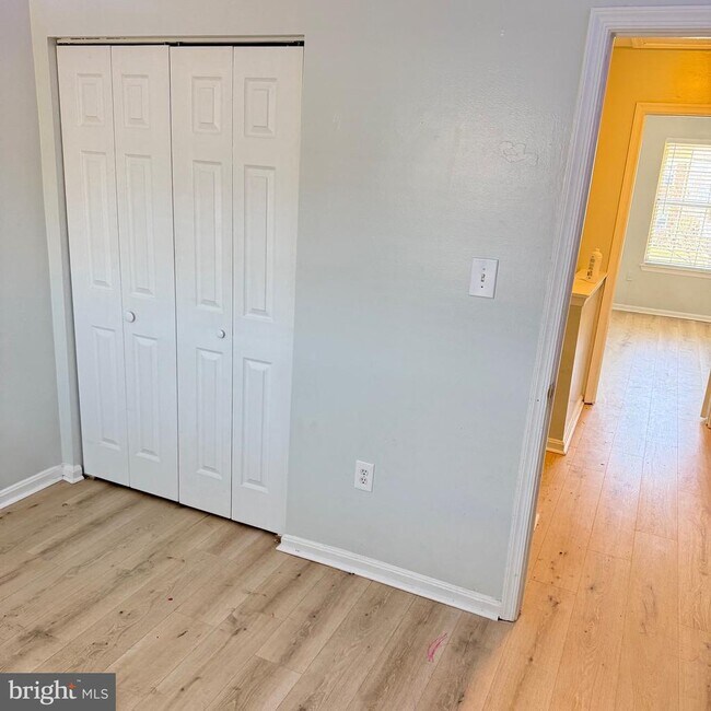 Building Photo - 2423 W Rosecroft Village Cir