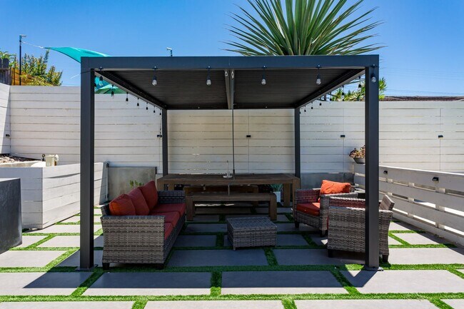 Building Photo - Contemporary Birdland Residence