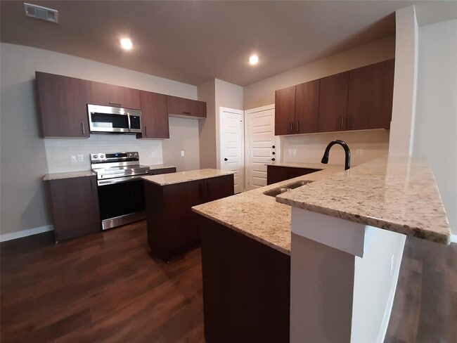 Building Photo - 9815 Grosbeak Ln