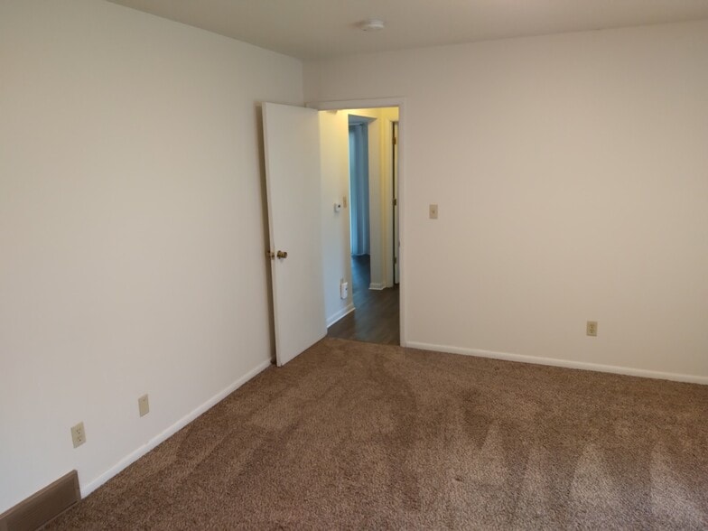 Building Photo - 915 Garfield Ave