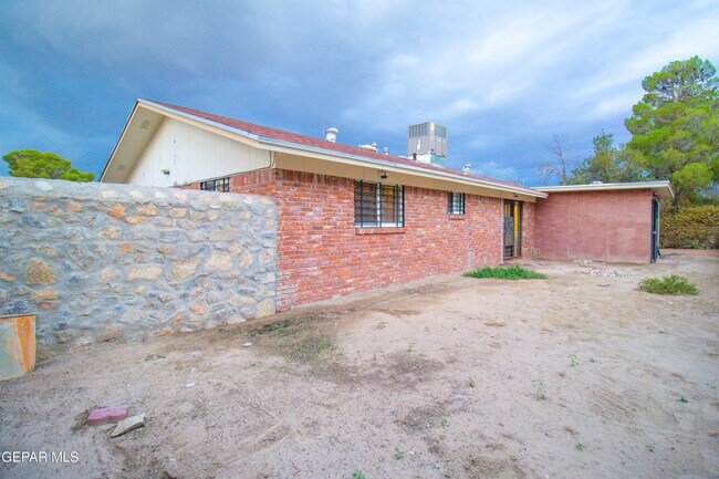 Building Photo - 637 Westview Ave