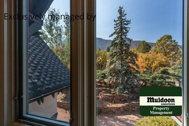 Building Photo - Beautiful 3 bedroom home with two car garage in Old Broadmoor