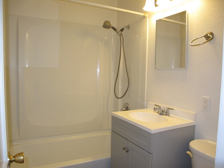 Building Photo - 446 N 22nd St