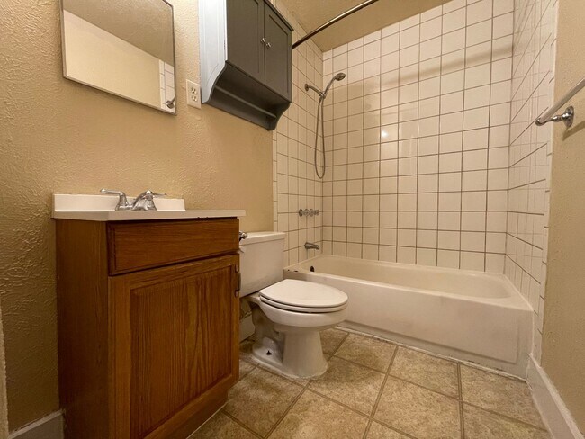 Building Photo - AVAILABLE NOW 2 BEDROOM 1 BATH HOME IN TCU...