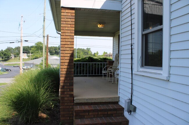 Building Photo - 129 Loucks St