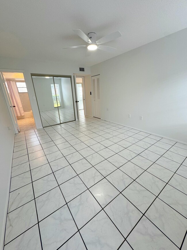Building Photo - 3 Greenway Village N
