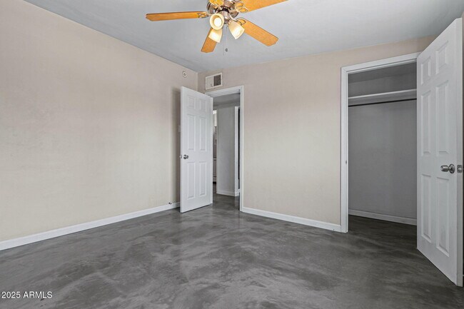 Building Photo - 1120 E Mission Ln
