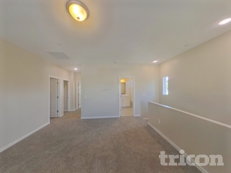 Building Photo - 1330 N Parkcrest