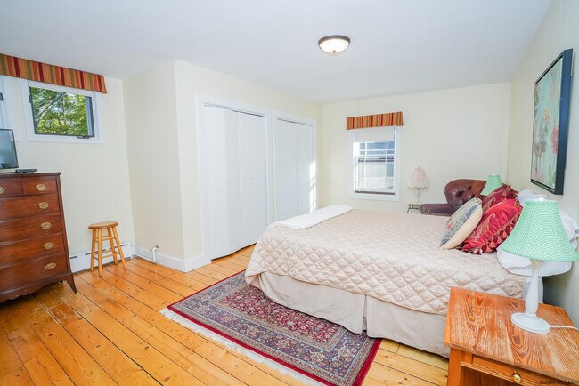 Building Photo - 10 Carriage House Ln