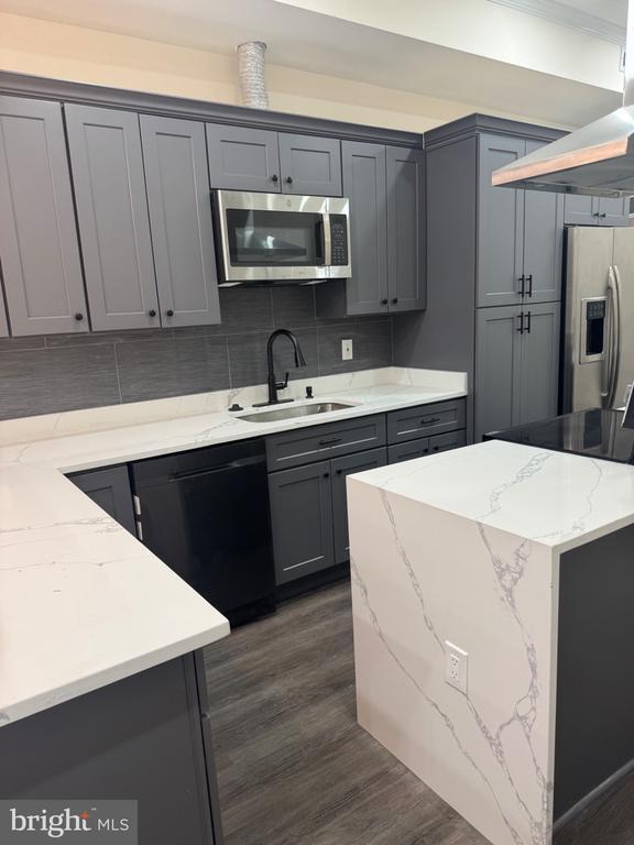 Building Photo - 312 E 25th St