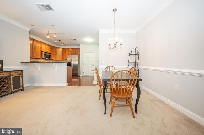 Building Photo - 300 W Elm St