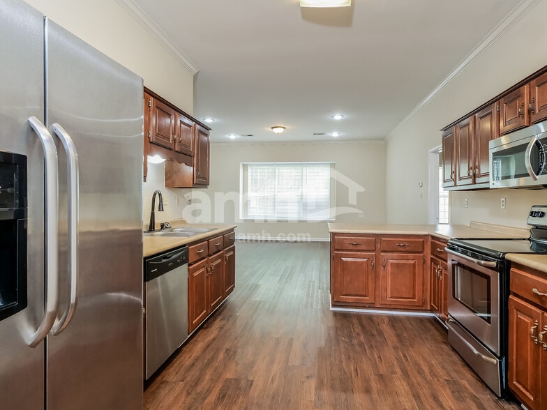 Building Photo - 6895 Clearpoint Dr