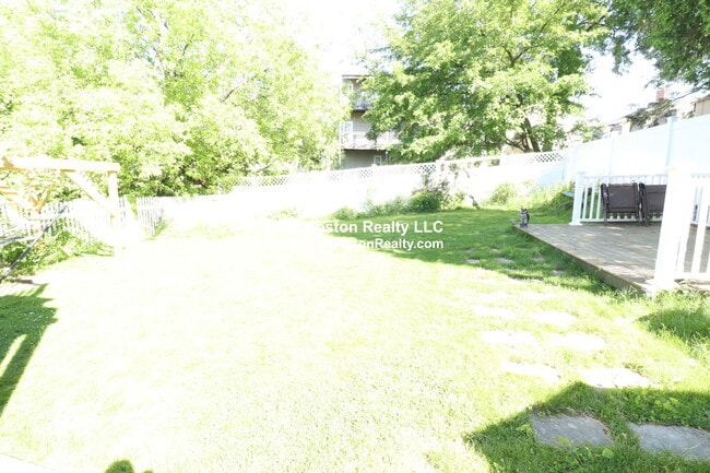 Building Photo - 15 Henry St