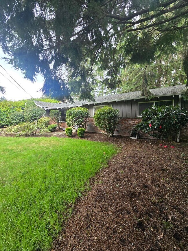 Building Photo - Beautiful 3 bedroom on large lot.