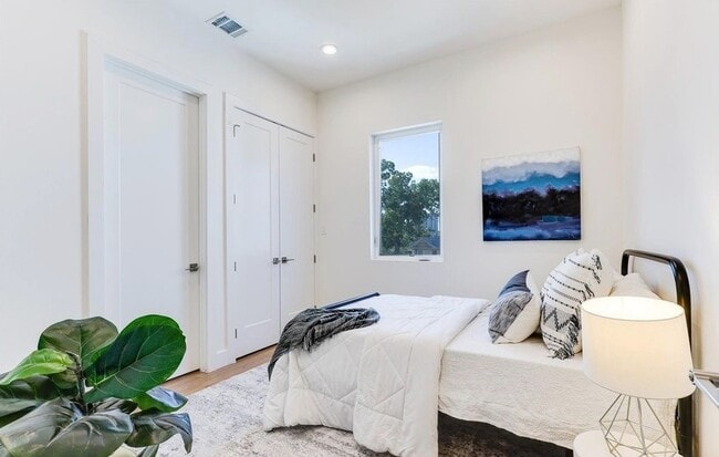 Building Photo - 1902 N Carroll Ave