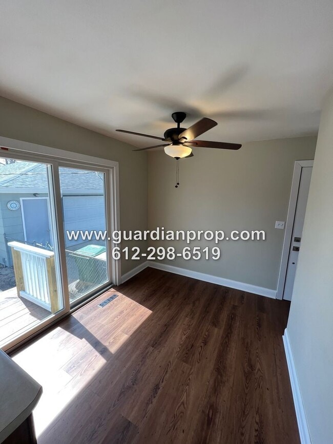 Building Photo - Shoreview House Available September 1st, U...