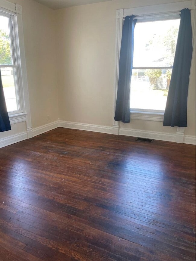 Building Photo - Main floor unit