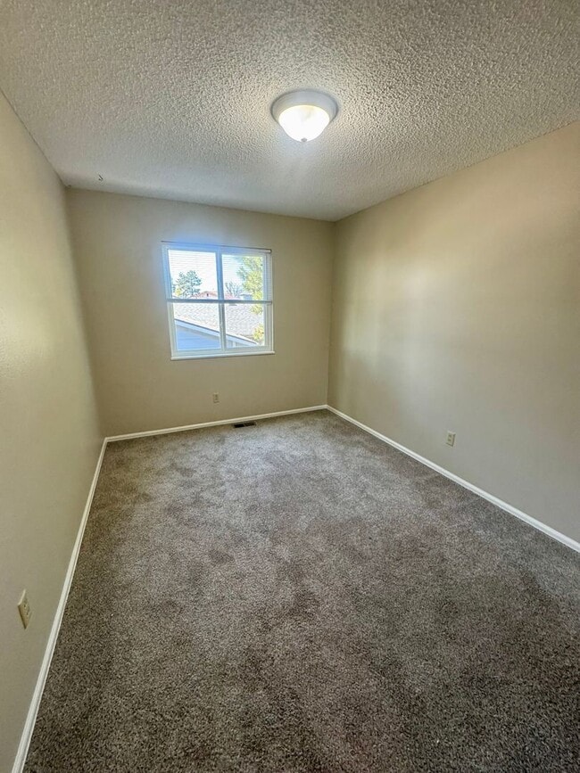 Building Photo - 4 Bedroom Home in Villa Loma-Available NOW