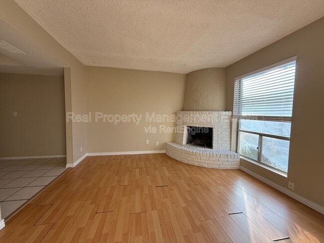 Building Photo - 8010 E Oak St