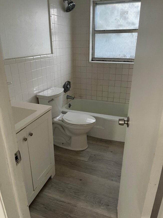 Building Photo - 1245 W 35th St