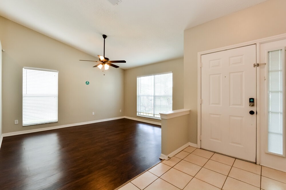 Building Photo - 622 Queensbridge Dr