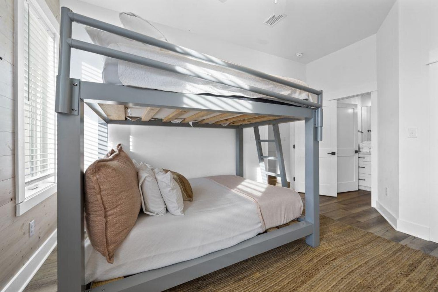 Building Photo - 7 W Gate